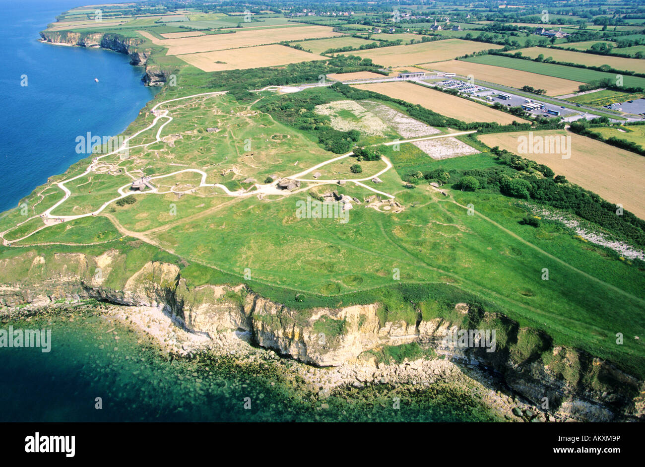 Francia, Calvados, Pointe du Hoc, monumento in memoria dello sbarco in Normandia (vista aerea) Foto Stock