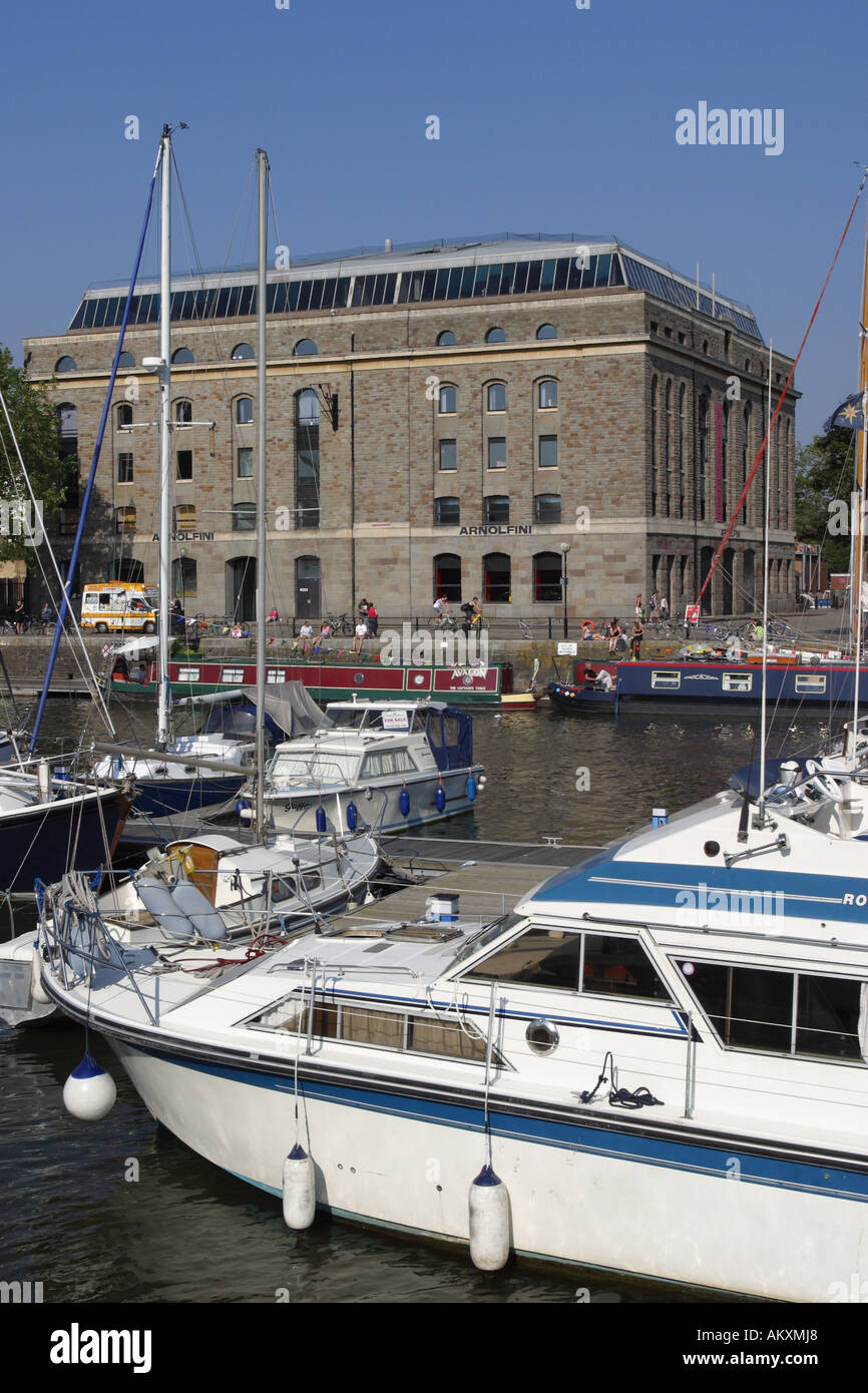 Il porto di Bristol con la Arnolfini art center edificio dietro Foto Stock