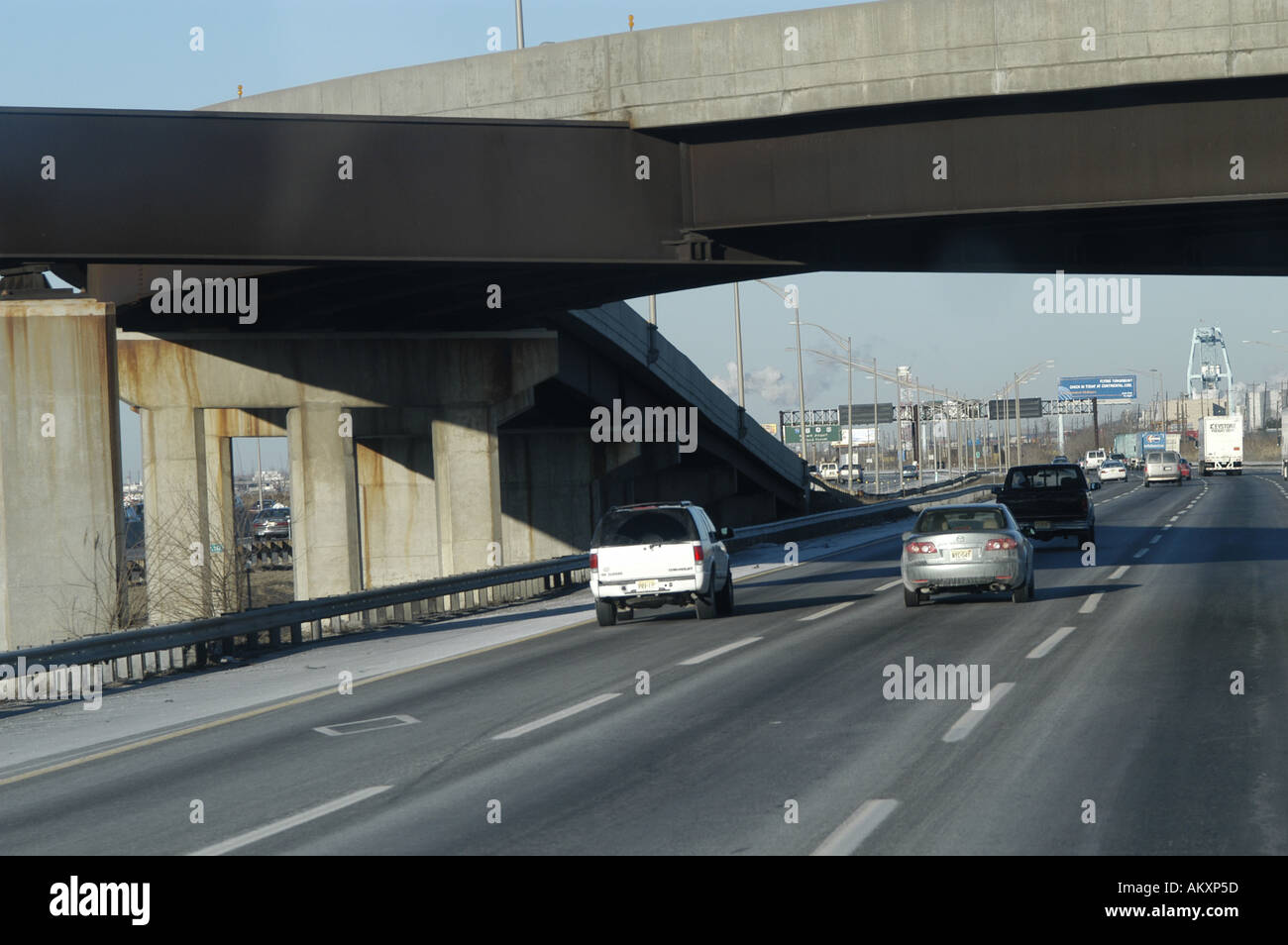 Una vista di una autostrada da un'auto. Foto Stock