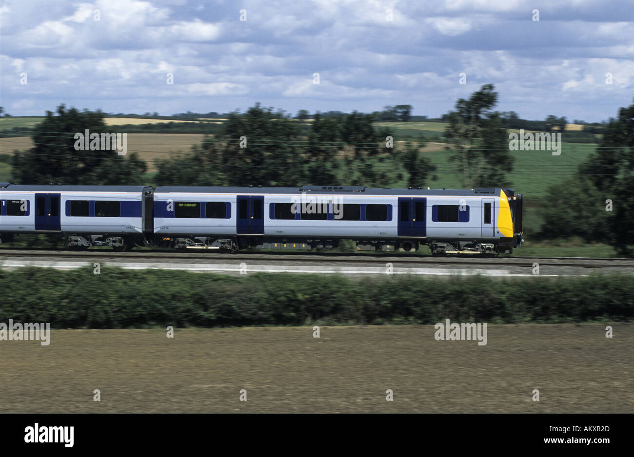 Treni centrale classe 350 Desiro treno elettrico a velocità tra Coventry e Rugby, Warwickshire, Inghilterra, Regno Unito Foto Stock