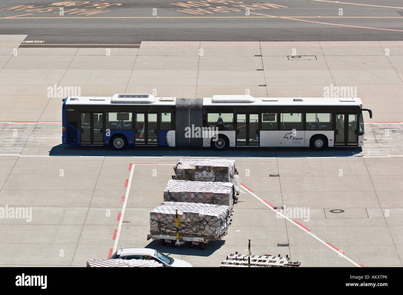 Bus navetta, dall'aeroporto Frankfurt am Main, Hesse, Germania Foto Stock
