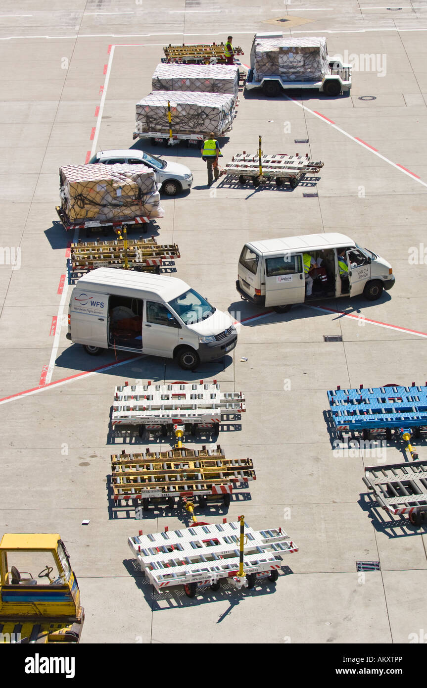Veicoli di trasporto, Airport Frankfurt am Main, Hesse, Germania Foto Stock