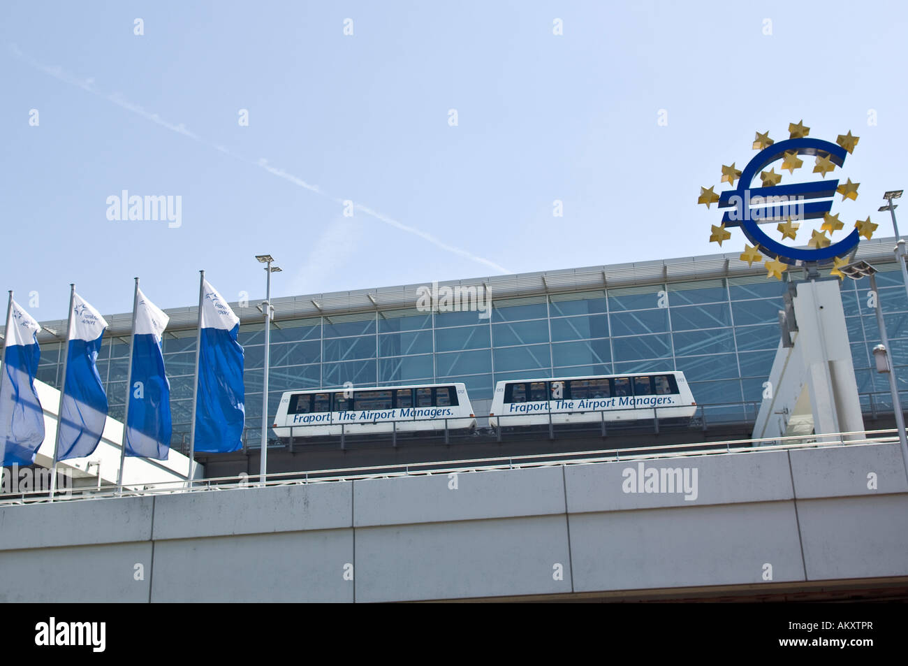 Collegamento in treno dal terminal 1 al terminal 2, simbolo euro, Airport Frankfurt am Main, Hesse, Germania Foto Stock