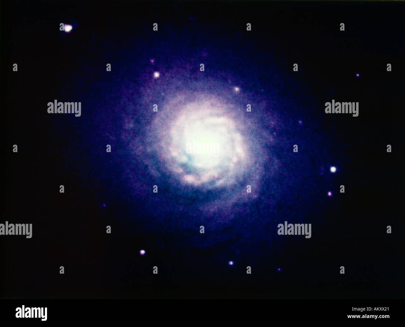 Disco a spirale e ammassi globulari stellari presso il nucleo di una galassia di collisione Foto Stock