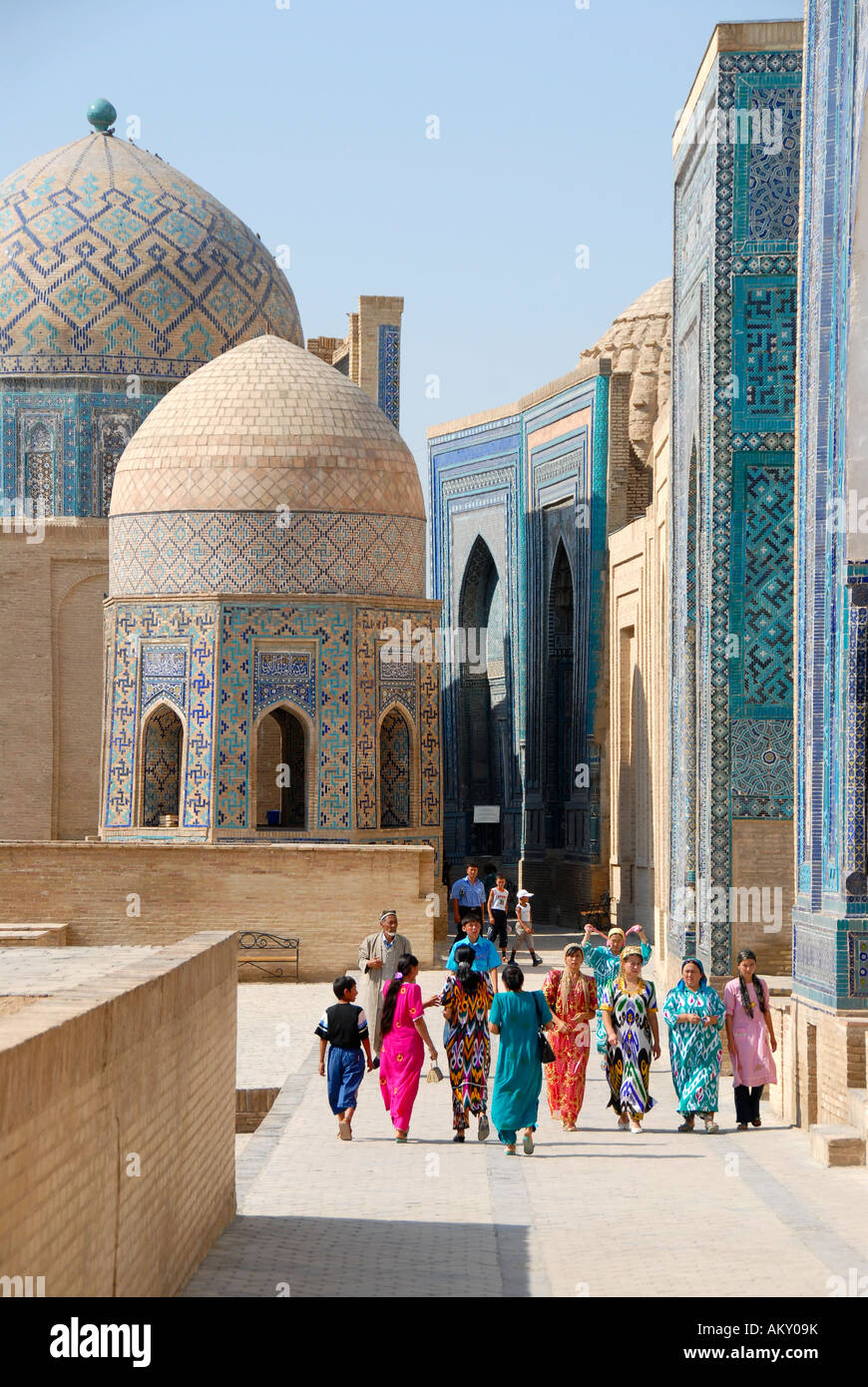 Vestiti colorati donne necropoli Shah-i-Zinda Samarcanda Uzbekistan Foto Stock