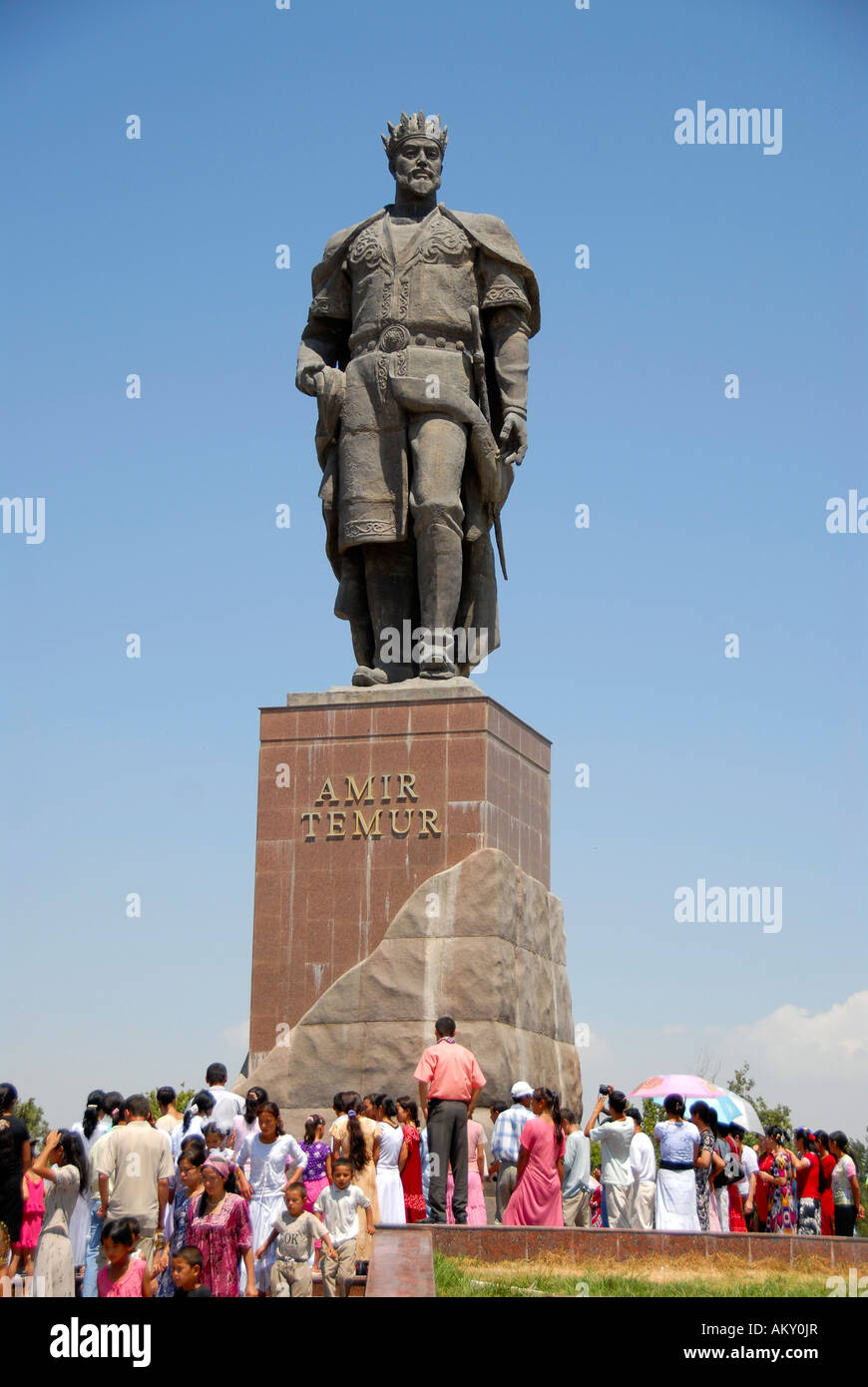 Molte persone sotto il monumento di Amir Timur Shahrisabz Uzbekistan Foto Stock
