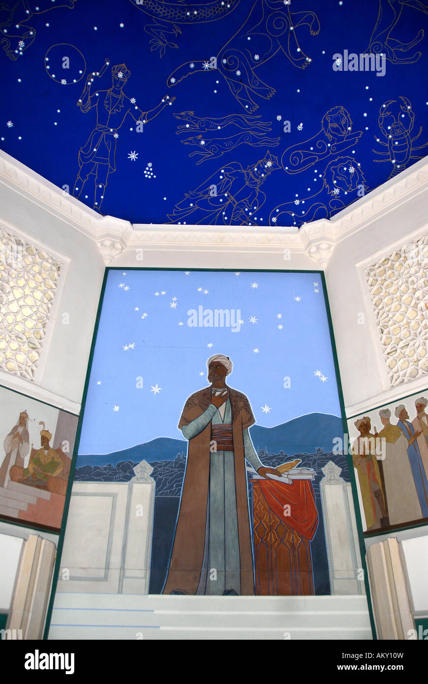 Pittura murale con il cielo di astronom e scienziato Ulugh Beg Osservatorio Samarcanda Uzbekistan Foto Stock