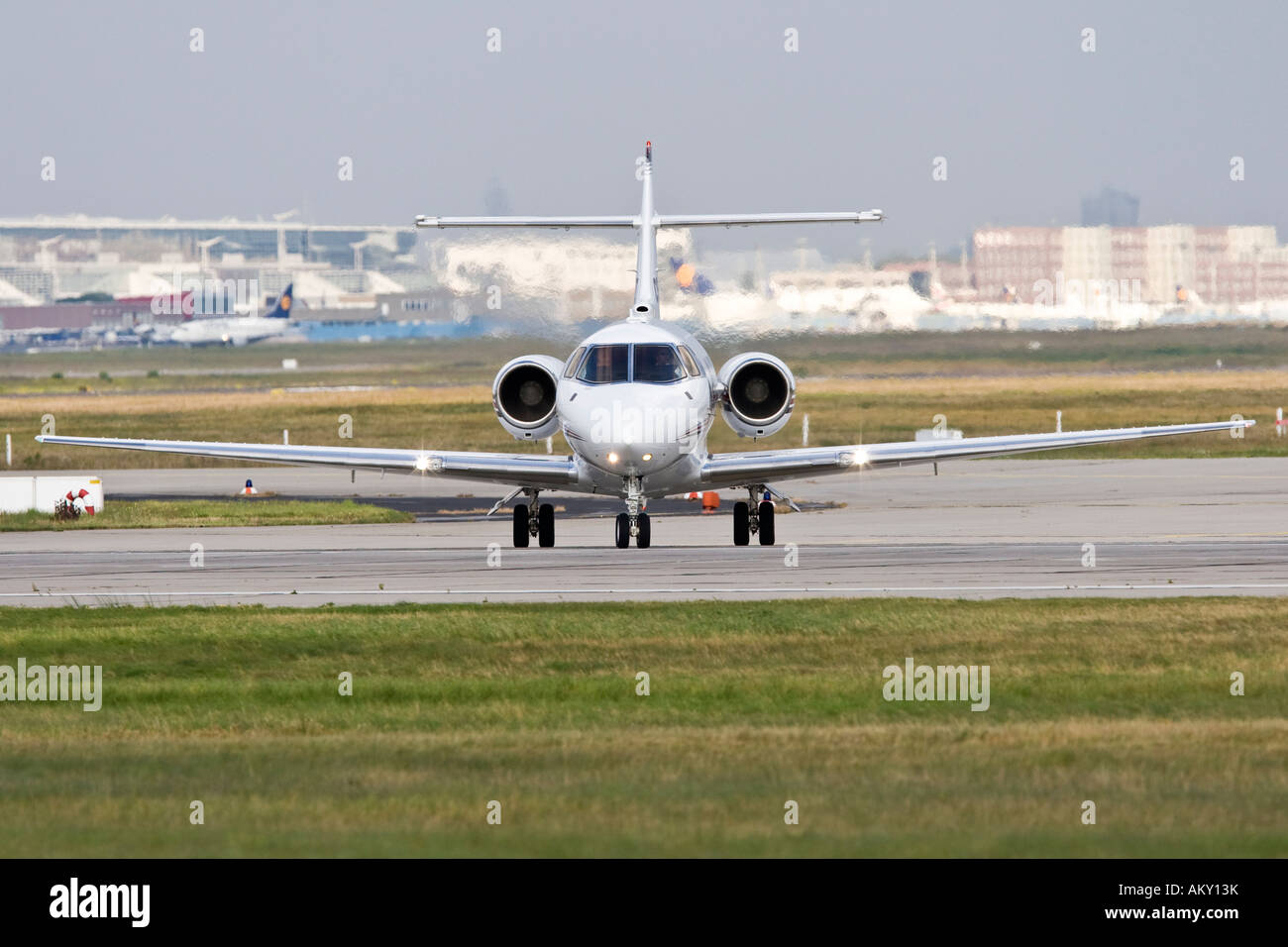 Jet privato / Business jet a prendere il largo, pista 18 West, aeroporto di Francoforte Hesse, Germania Foto Stock