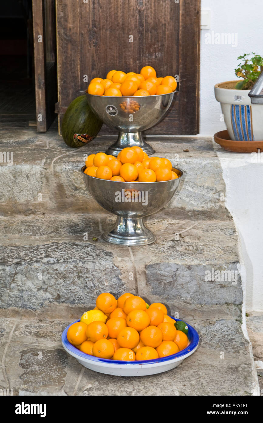 Coppe di frutta con arance di fronte ad un ristorante, la città vecchia di Ibiza, Ibiza, Baleares, Spagna Foto Stock
