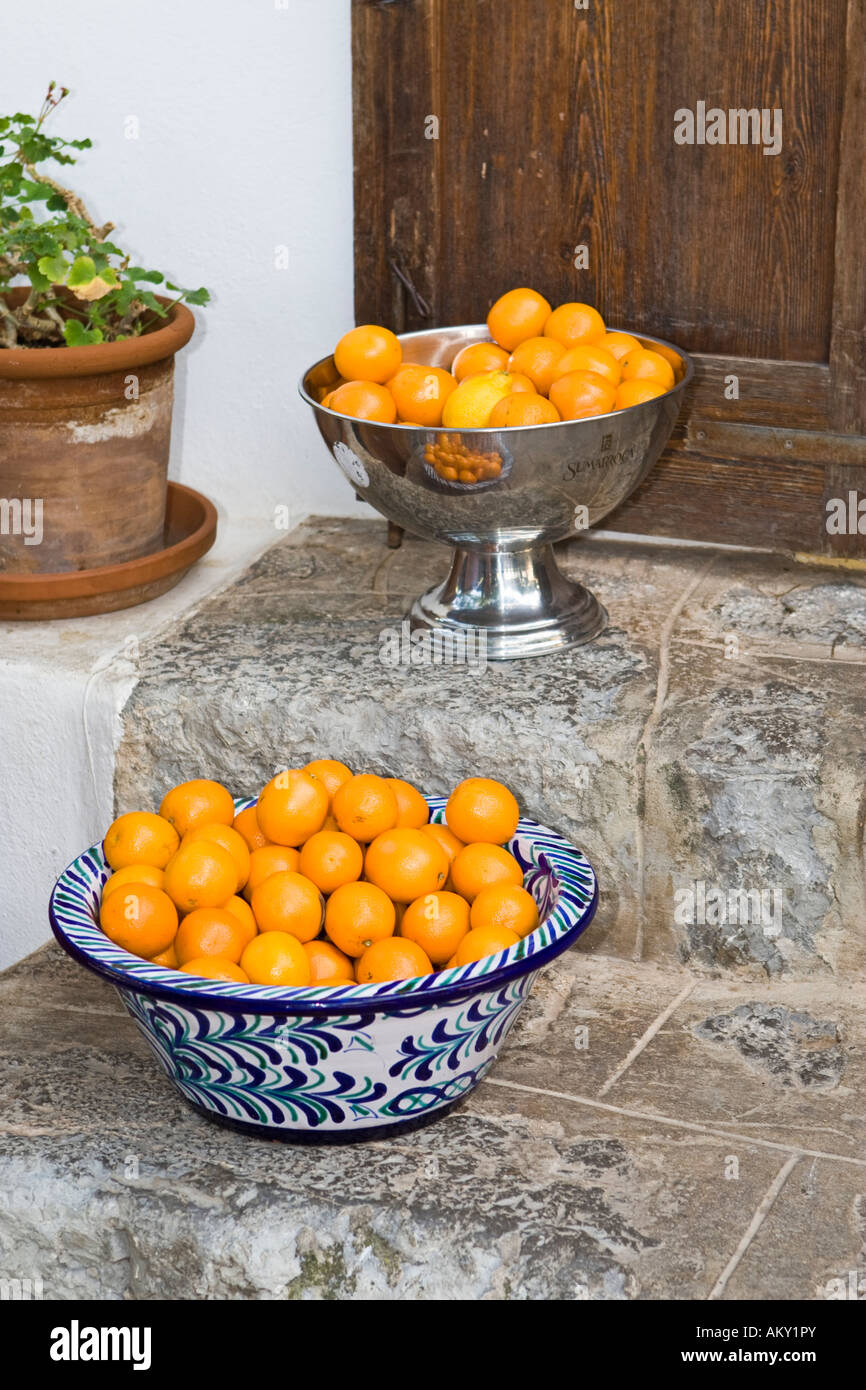 Coppe di frutta con arance di fronte ad un ristorante, la città vecchia di Ibiza, Ibiza, Baleares, Spagna Foto Stock