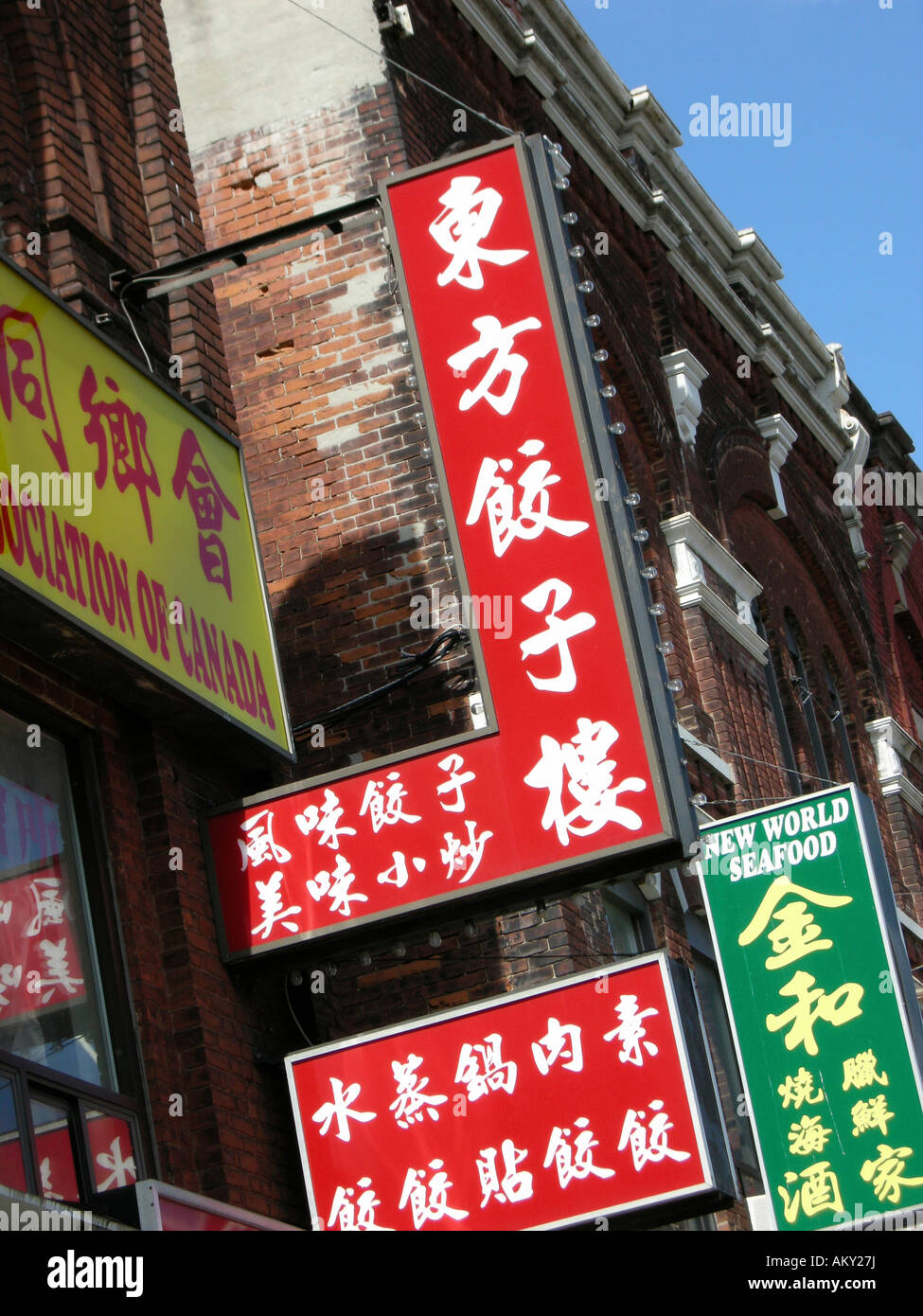 Segni sospesi a Chinatown. Foto Stock