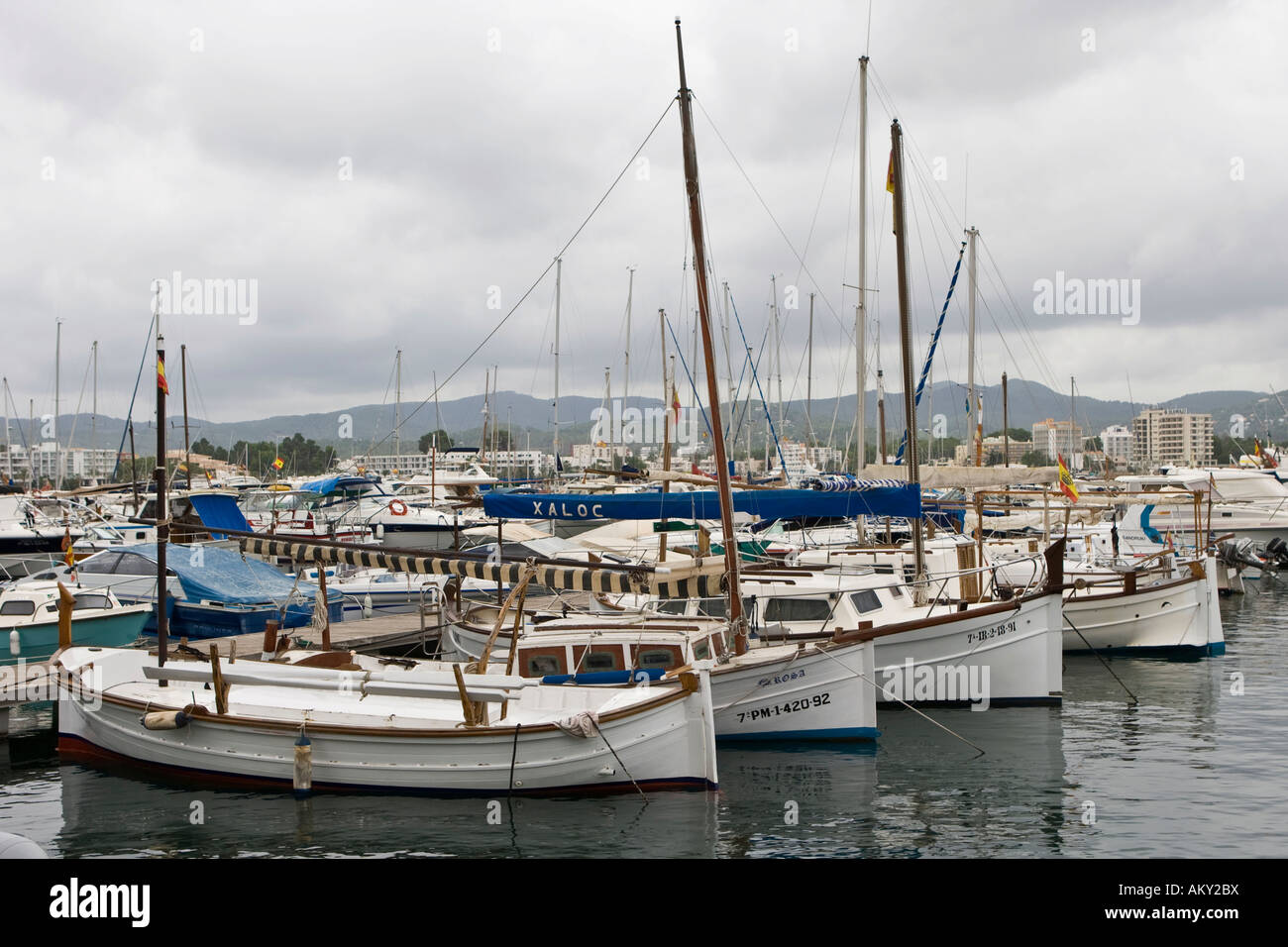 Il porto di San Antoni durante la pioggia, Ibiza, Baleares, Spagna Foto Stock