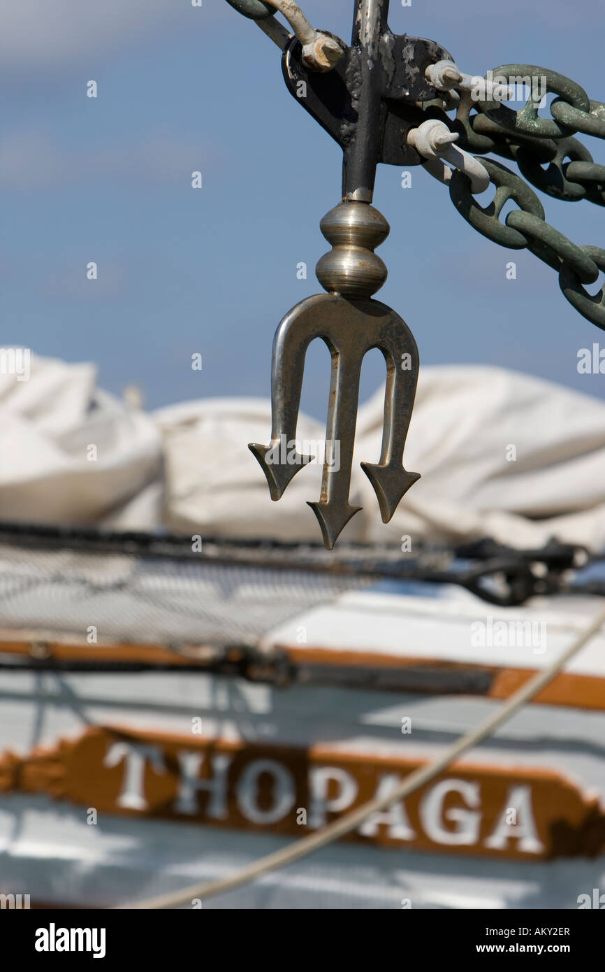 Decorazione a una storica nave a vela nel porto di Ibiza, Ibiza, Balearen, Spanien Foto Stock