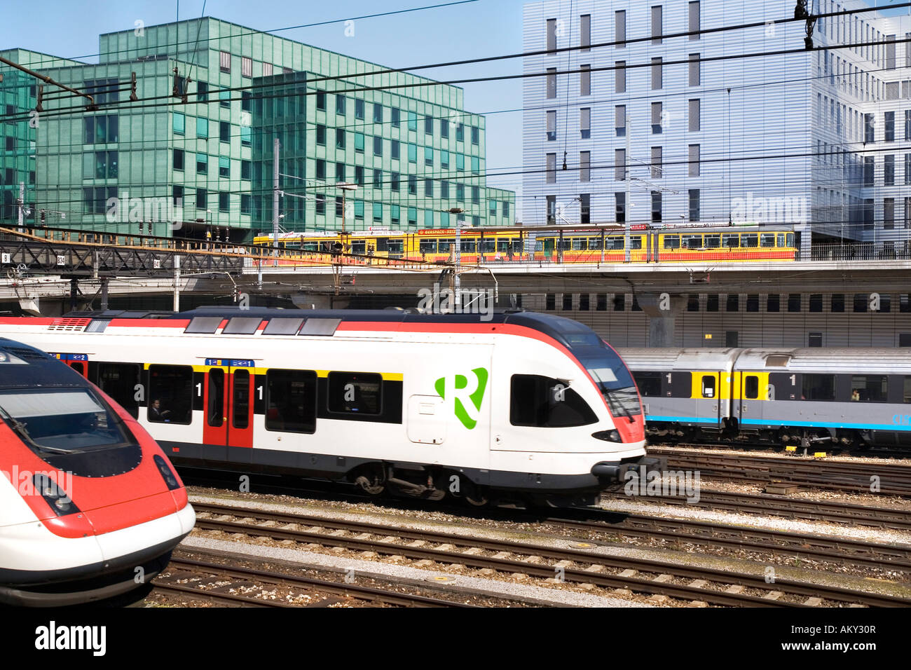 I treni e i mezzi di trasporto pubblici, la stazione principale di Basilea, in Svizzera Foto Stock