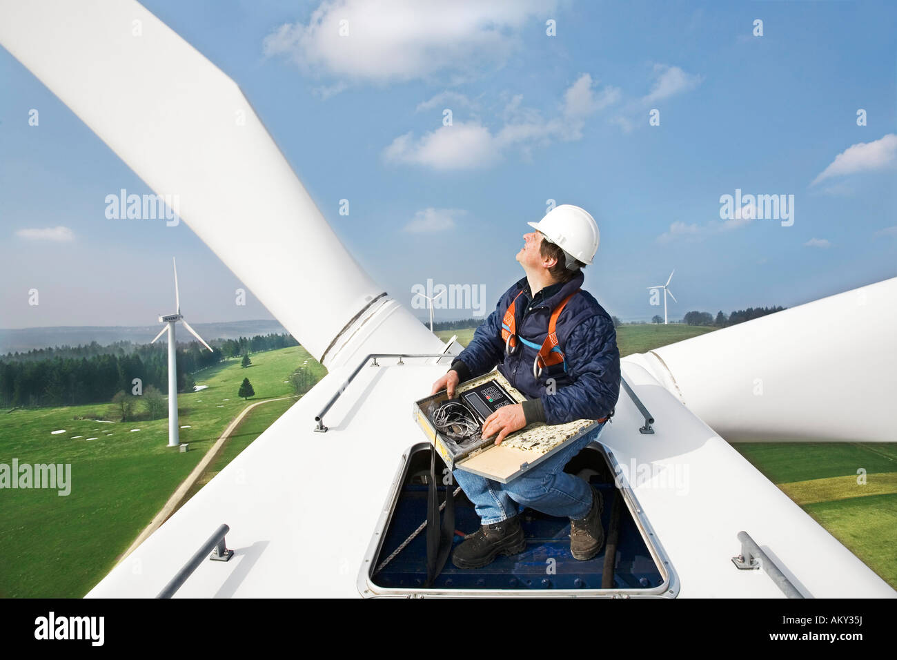 Pierre Berger della BKW autorità di potenza Berna sui rotori di un generatore eolico, Mont Crosin, Giura, Svizzera Foto Stock