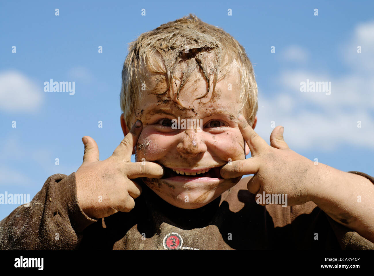 Ragazzo ricoperte di fango Foto Stock