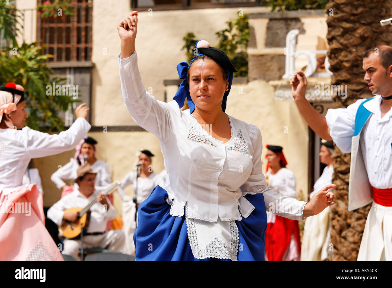 Ballerini tradizionali in costume, Pueblo Canario, Doramas Park, Las Palmas de Gran Canaria, Spagna Foto Stock