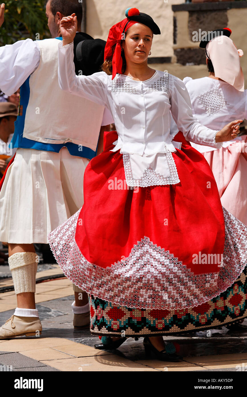 Ballerini tradizionali in costume, Pueblo Canario, Doramas Park, Las Palmas de Gran Canaria, Spagna Foto Stock