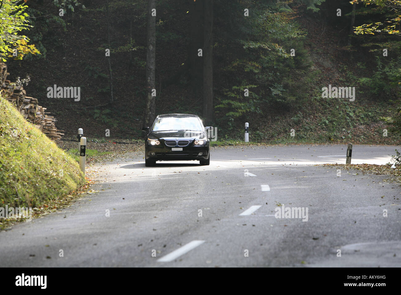 In tour su un autunno strada di montagna in una BMW 535d serie Foto Stock
