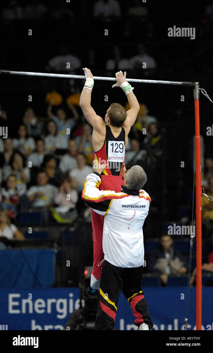 Fabian HAMBUeCHEN GER al Gymnastics World Cup in Stuttgart 2006 ad alta bar supportato dal padre e formatore Wolfgang HAMBUe Foto Stock