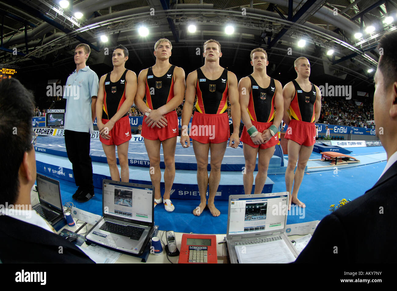 Ginnasta tedesco gli uomini del team in team finali di Ginnastica Artistica Campionati del Mondo di Stoccarda Germania 2007 Foto Stock