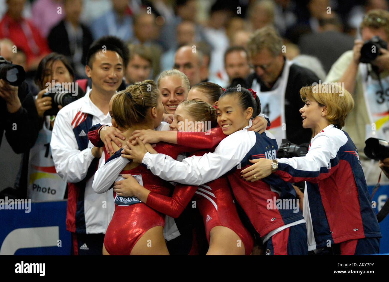 Stati Uniti d'America della squadra di ginnastica femminile celebra la medaglia d oro in team finali di Ginnastica Artistica Campionati del Mondo 2007 Baden-Wue Stoccarda Foto Stock