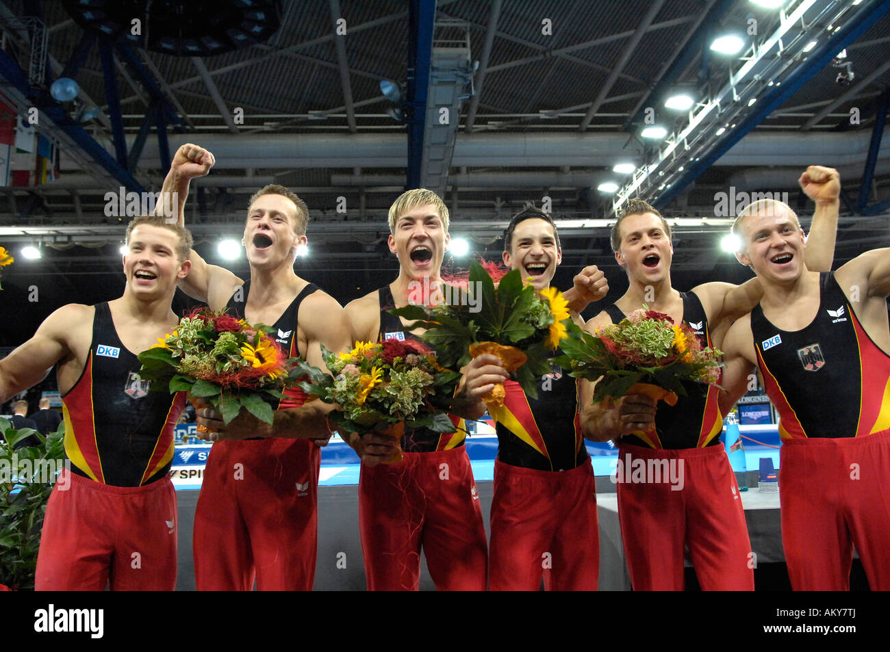 Il tedesco del Team ginnasta uomini celebranti la medaglia di bronzo nel team finali di Ginnastica Artistica Campionati del Mondo di Stoccarda Germania 2007 Foto Stock