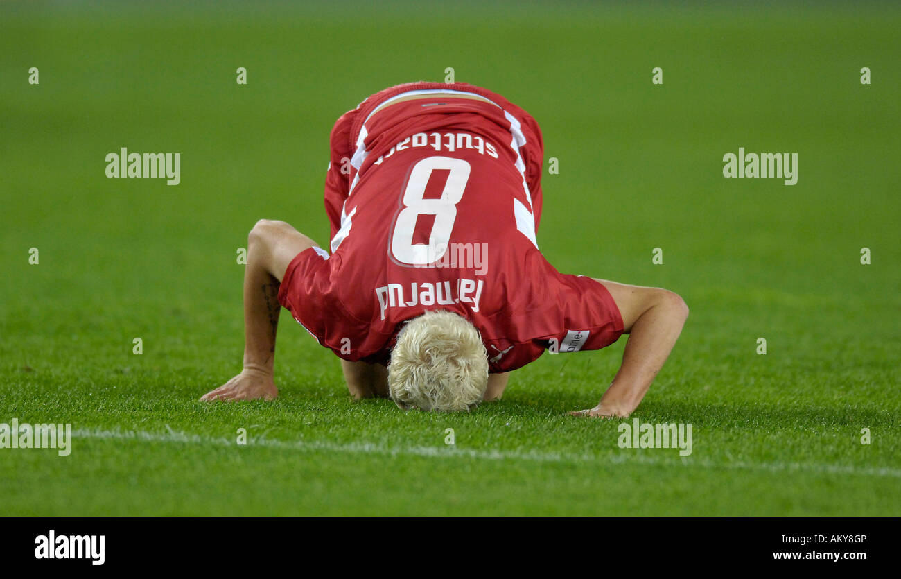 Alexander FARNERUD VfB Stuttgart giacente sul fondo erboso Foto Stock