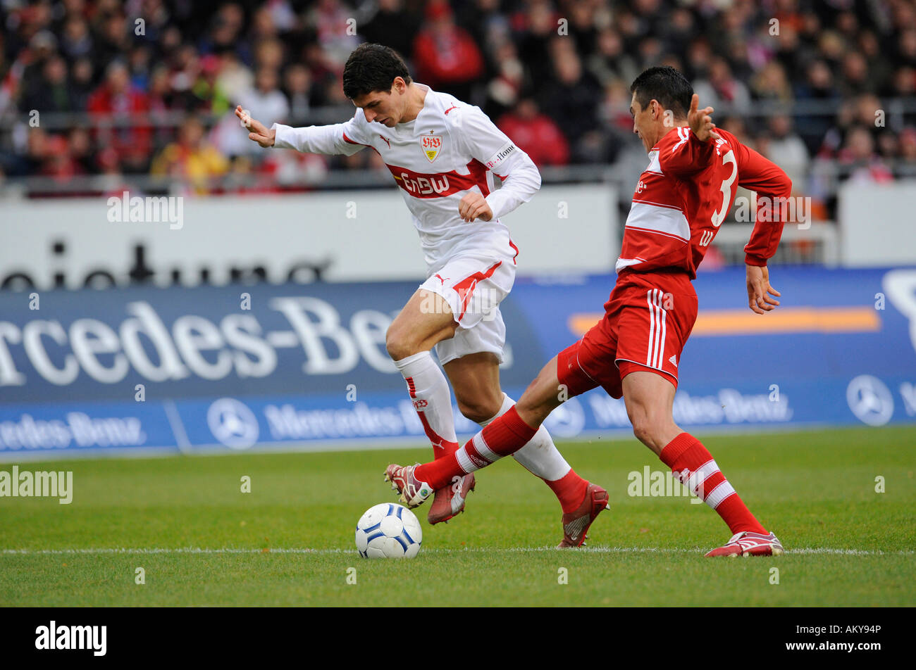 LUCIO FC Bayern Muenchen vs. Mario GOMEZ VfB Stuttgart (sinistra) Foto Stock