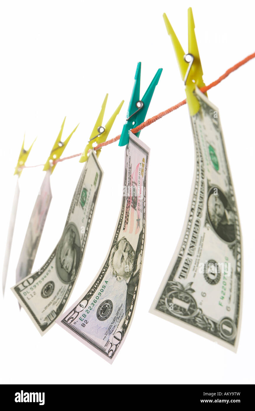 US-Dollar-Notes su stendibiancheria, close-up Foto Stock
