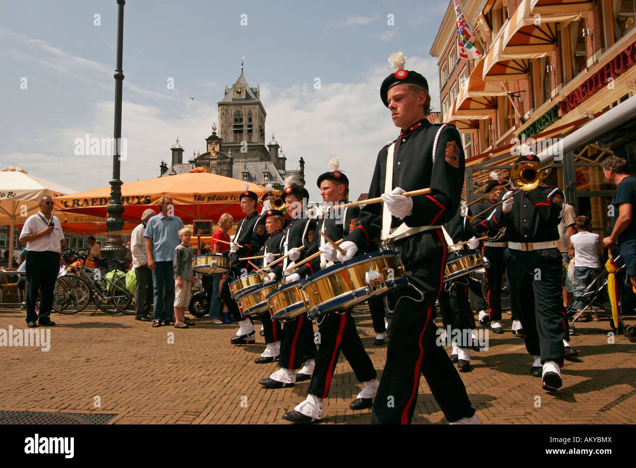 Sfilata dei partecipanti con bande marciano sulla piazza del mercato di Delft , Paesi Bassi Foto Stock