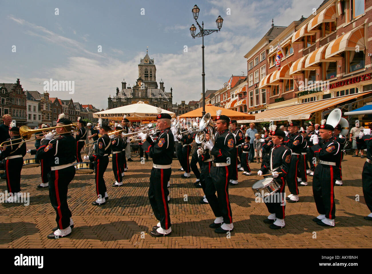 Sfilata dei partecipanti con bande marciano sulla piazza del mercato di Delft , Paesi Bassi Foto Stock