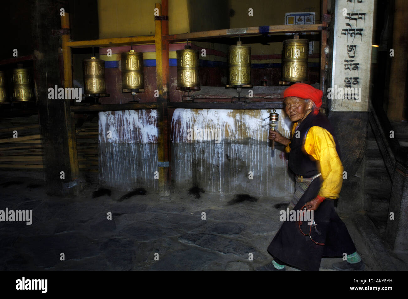 Vecchia donna, ruote della preghiera, Trundruk tempio vicino a Lhasa, in Tibet, in Asia Foto Stock