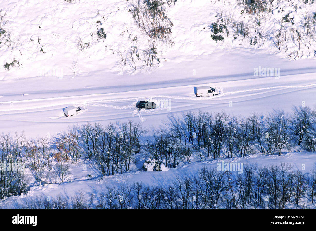 Francia, Var, strada secondaria n° 3 tra Rians e Saint Raphael bloccato da neve (vista aerea) Foto Stock