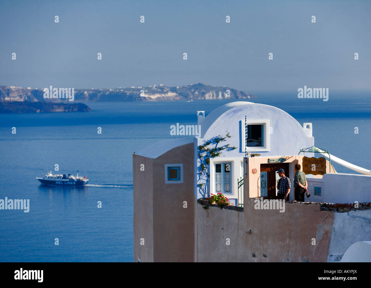 I turisti in pausa lo sguardo nel timore Oia Santorini Grecia Foto Stock