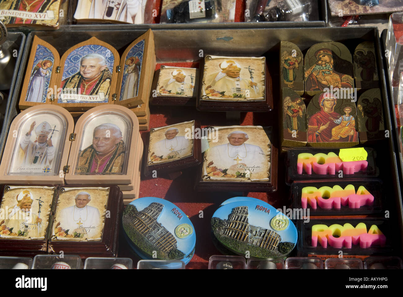 Negozio di souvenir al Vatikan, immagini di Papa Benedetto XVI e Giovanni Paolo II, Roma, Italia. Foto Stock