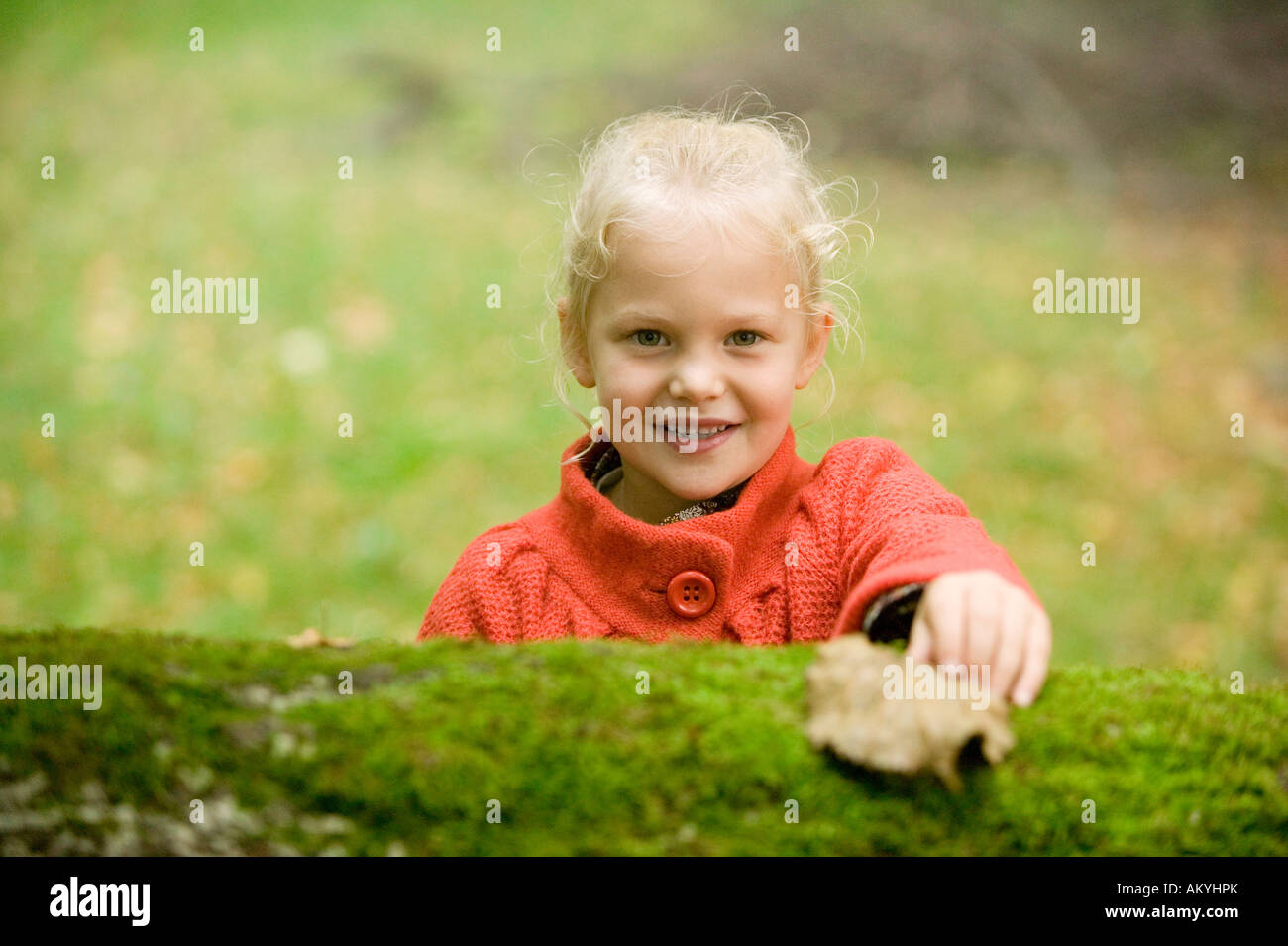 Germania, Baden-Württemberg, montagne sveve, Ritratto di una ragazza bionda 6-7) Foto Stock