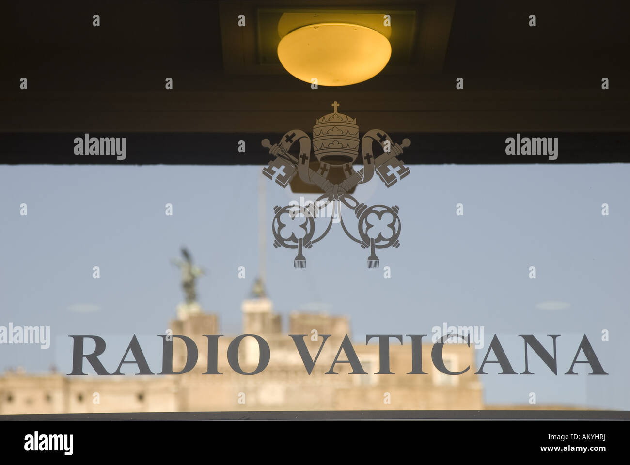 Ingresso alla Radio Vatikan, Radio Vaticana, nella porta si riflette il Castel Sant'Angelo, Roma, Vaticano, Italia Foto Stock