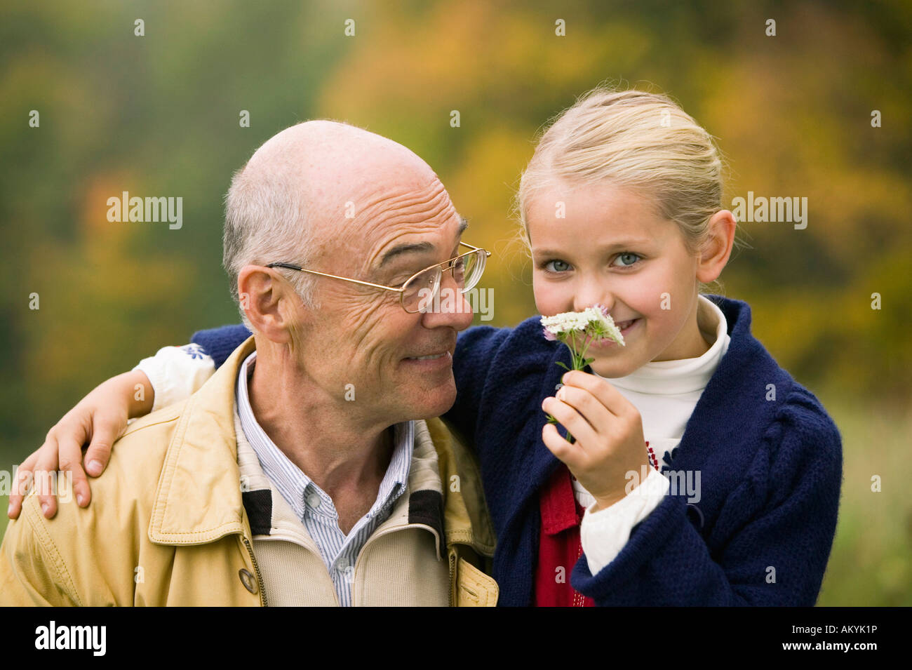 Germania, Baden-Württemberg, montagne sveve, nonno e nipote, ritratto Foto Stock