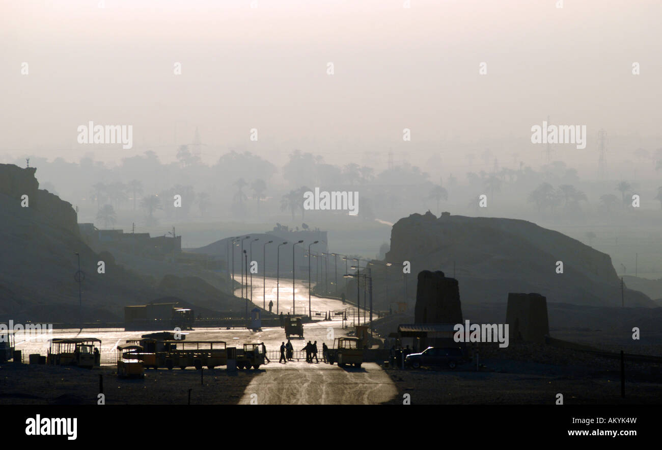 Deir el-Bahari - Nilo in Egitto. Paesaggio nella nebbia mattutina sul Nilo, Luxor, Egitto Foto Stock