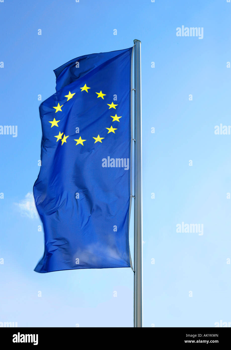 Bandiera europea sventola bandiera in pole Foto Stock