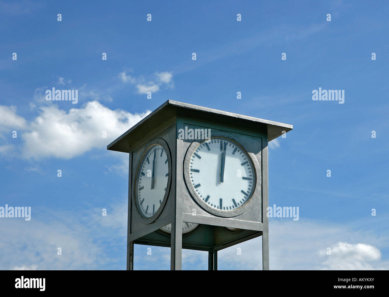 Mostra orologio 1 minuto passato mezzogiorno Foto Stock