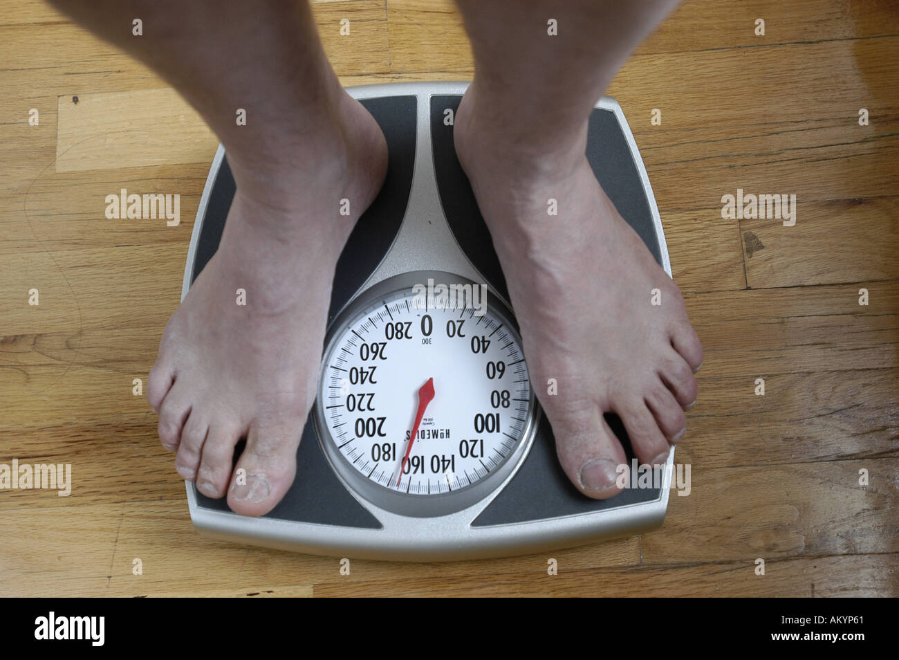 L'uomo maschio pesare bilance bilancia slim obesi o in sovrappeso leggeri  pesanti dieta grassa gambe piedi Foto stock - Alamy