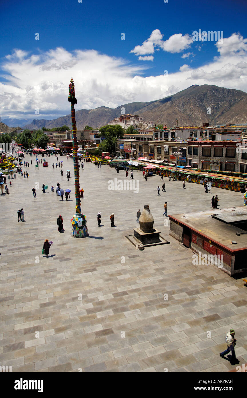 Barkhor square con palazzo del Potala, Lhasa, in Tibet Foto Stock