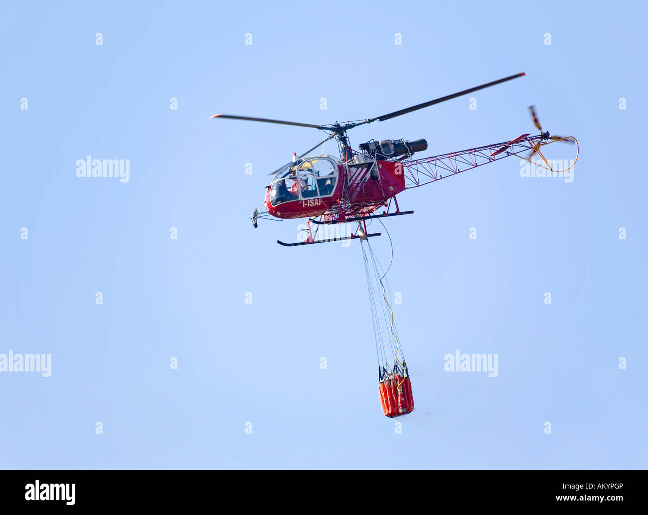 Un elicottero porta acqua per la lotta antincendio, Sardegna, Italia Foto Stock