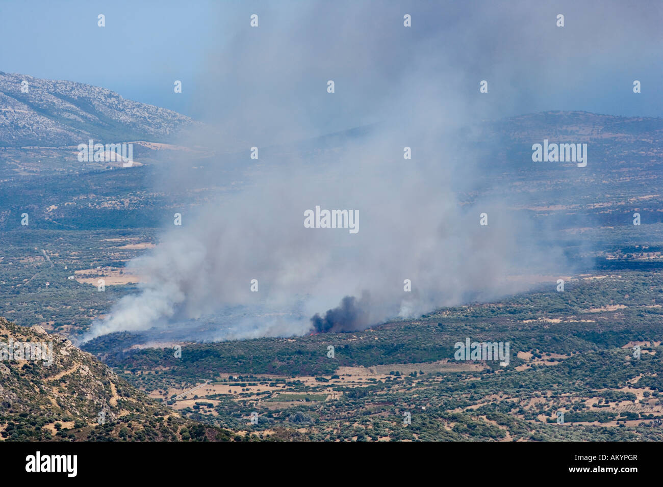 Pennacchi di fumo dalla combustione dei boschi, Sardegna, Italia Foto Stock