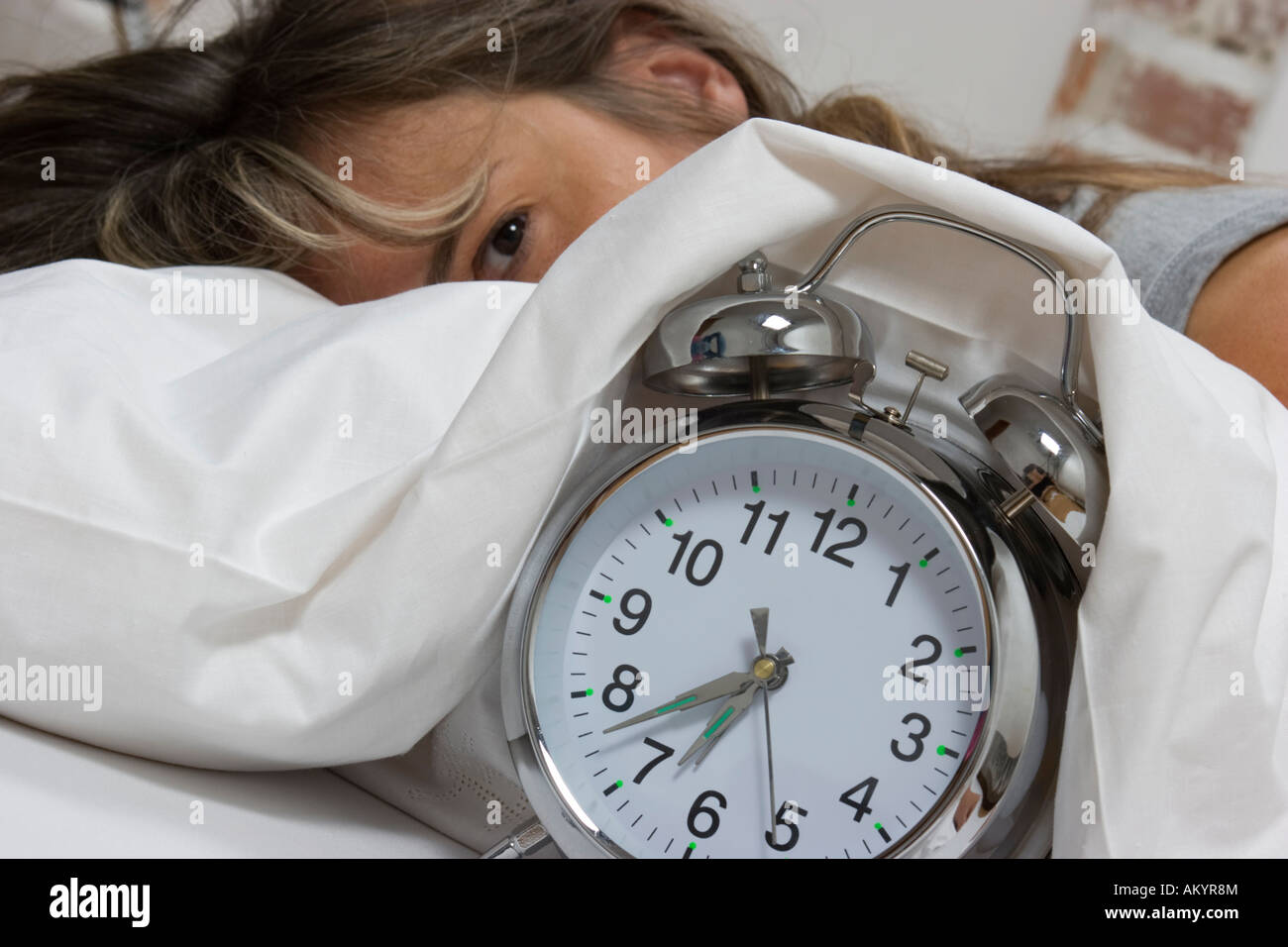 La donna a letto, sveglia Foto Stock