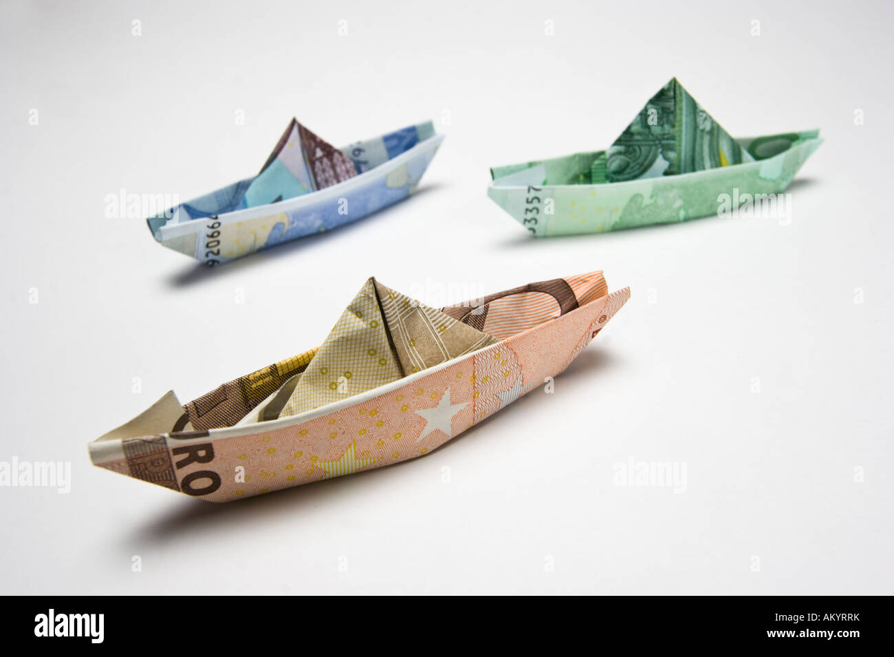 Le navi di piccole dimensioni fatta di banconote Foto Stock