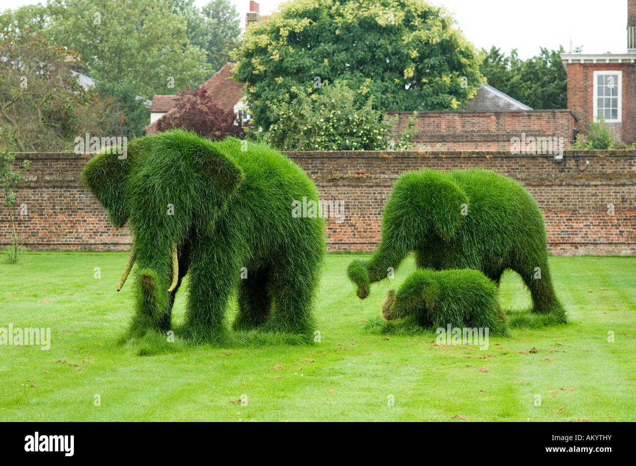 Erba elefante sculture sul prato di Petersham House vicino a Londra Foto Stock