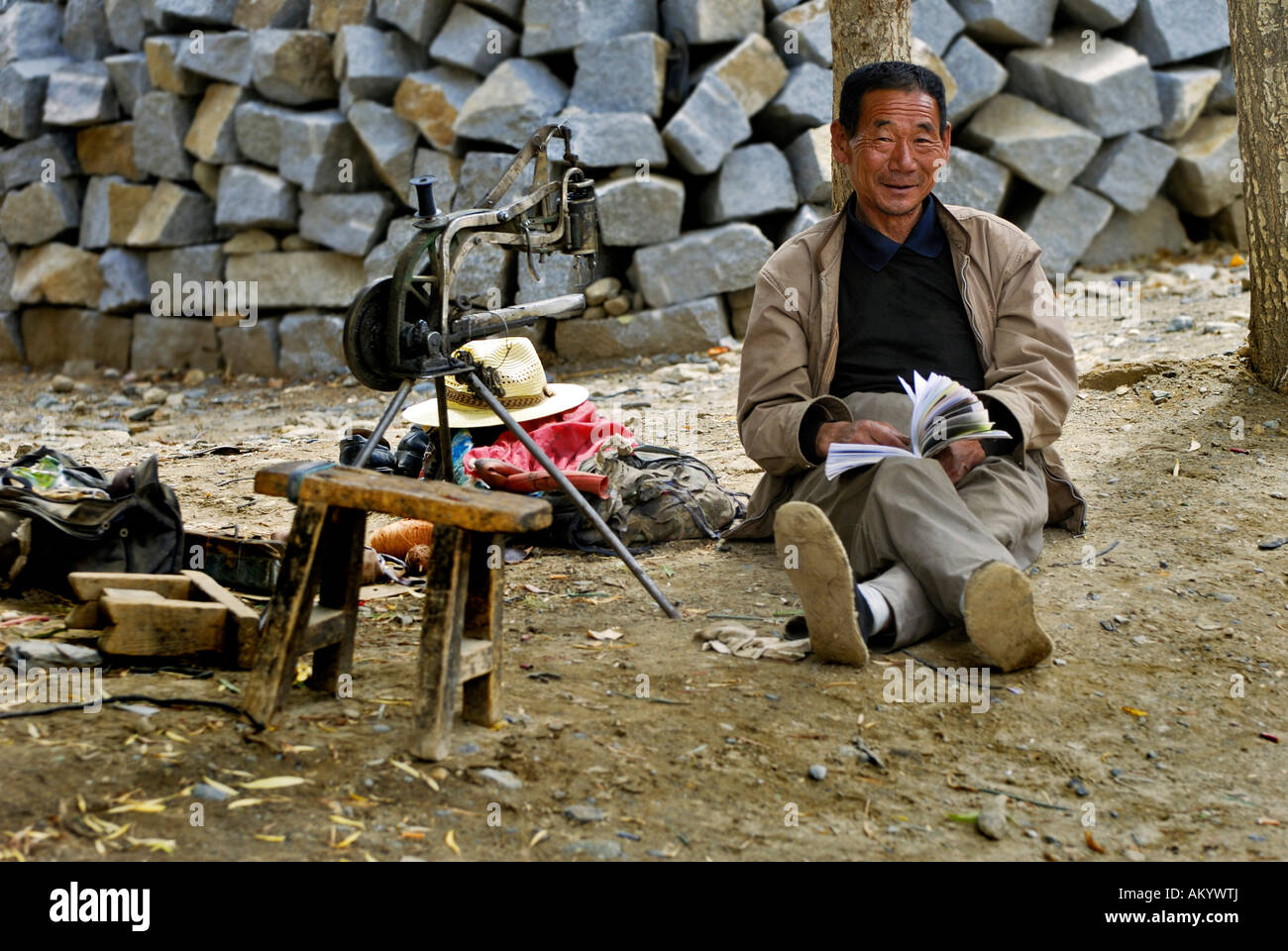 Il Tibetano con arcaico della macchina per cucire Samye vicino a Lhasa, in Tibet, in Asia Foto Stock